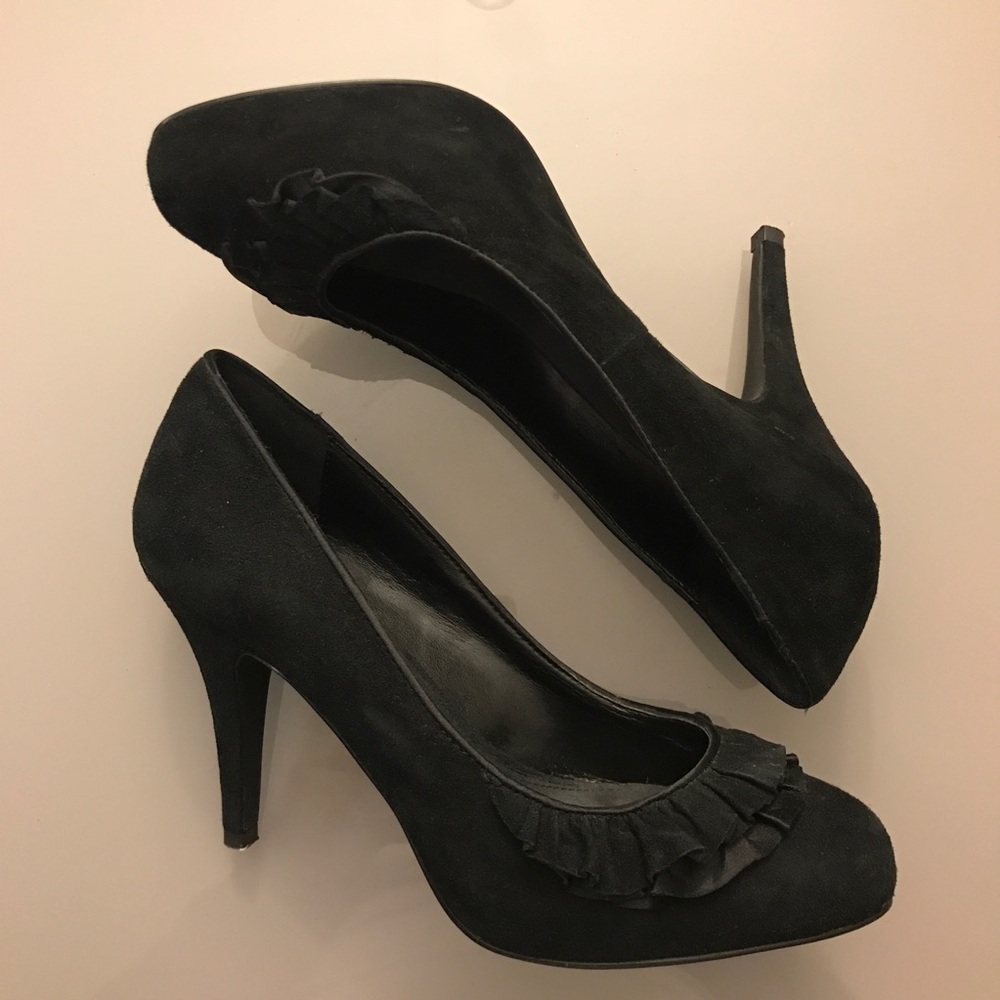 Black suede pump with ruffle